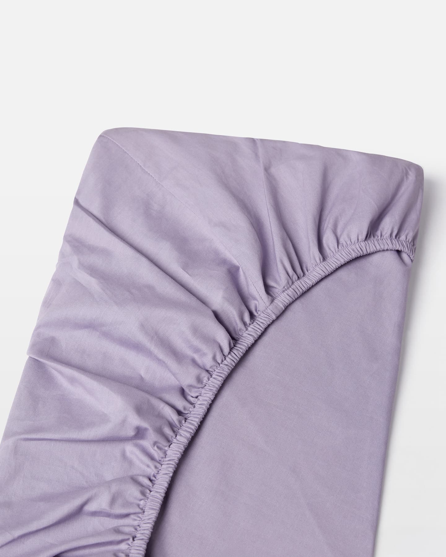 Spannbettlaken Nejd Perkal - Dusty Lilac in der Gruppe Bettwäsche / Bettwäsche bei A L V A (1140)