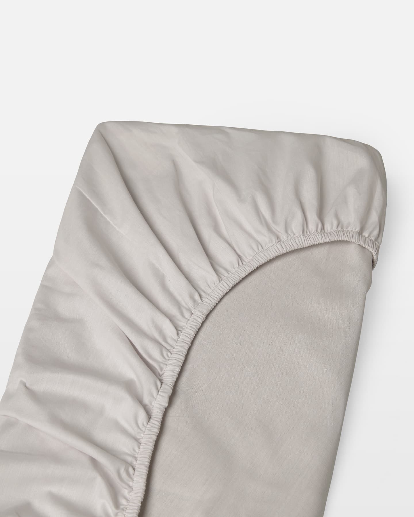 Spannbettlaken Nejd Perkal - Khaki Grey in der Gruppe Bettwäsche / Spannbettlaken bei A L V A (1188)
