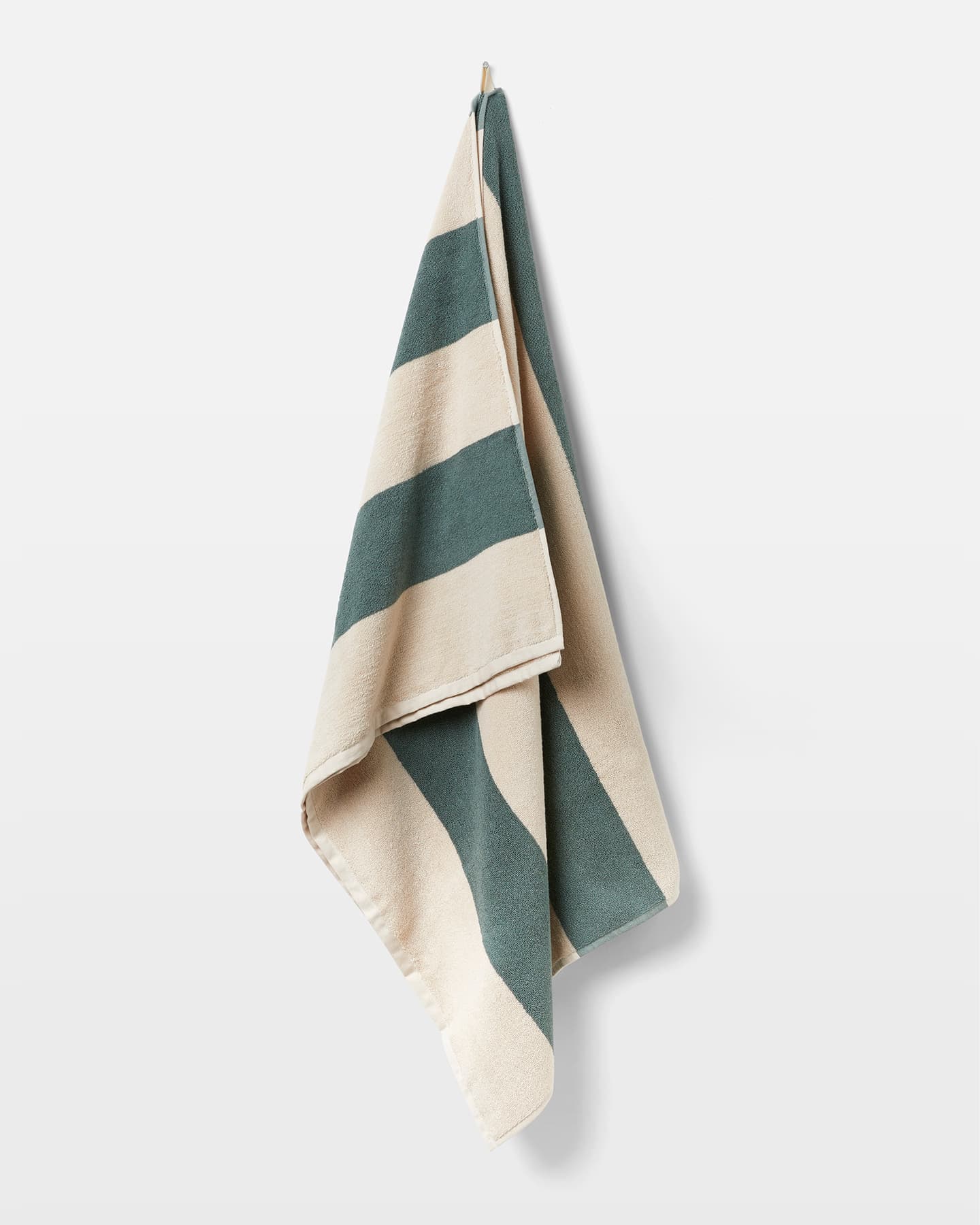 Badetuch Vinda - Seashell Beige / Washed Bottle Green in der Gruppe Badtextilien / Badetücher bei A L V A (1218)