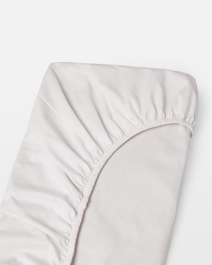 Spannbettlaken Nejd Perkal - Pearl Grey in der Gruppe Bettwäsche / Spannbettlaken bei A L V A (1138)