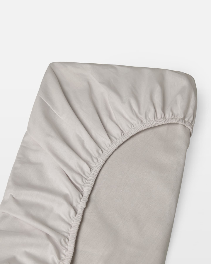 Spannbettlaken Nejd Perkal - Khaki Grey in der Gruppe Bettwäsche / Spannbettlaken bei A L V A (1188)